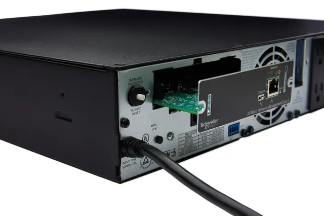 Tarjeta de administración de redes APC AP9640 — vista 2
